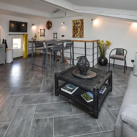 1 Bedroom Stunning In *