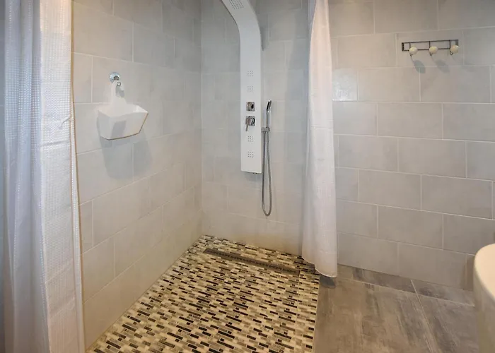 1 Bedroom Stunning In *
